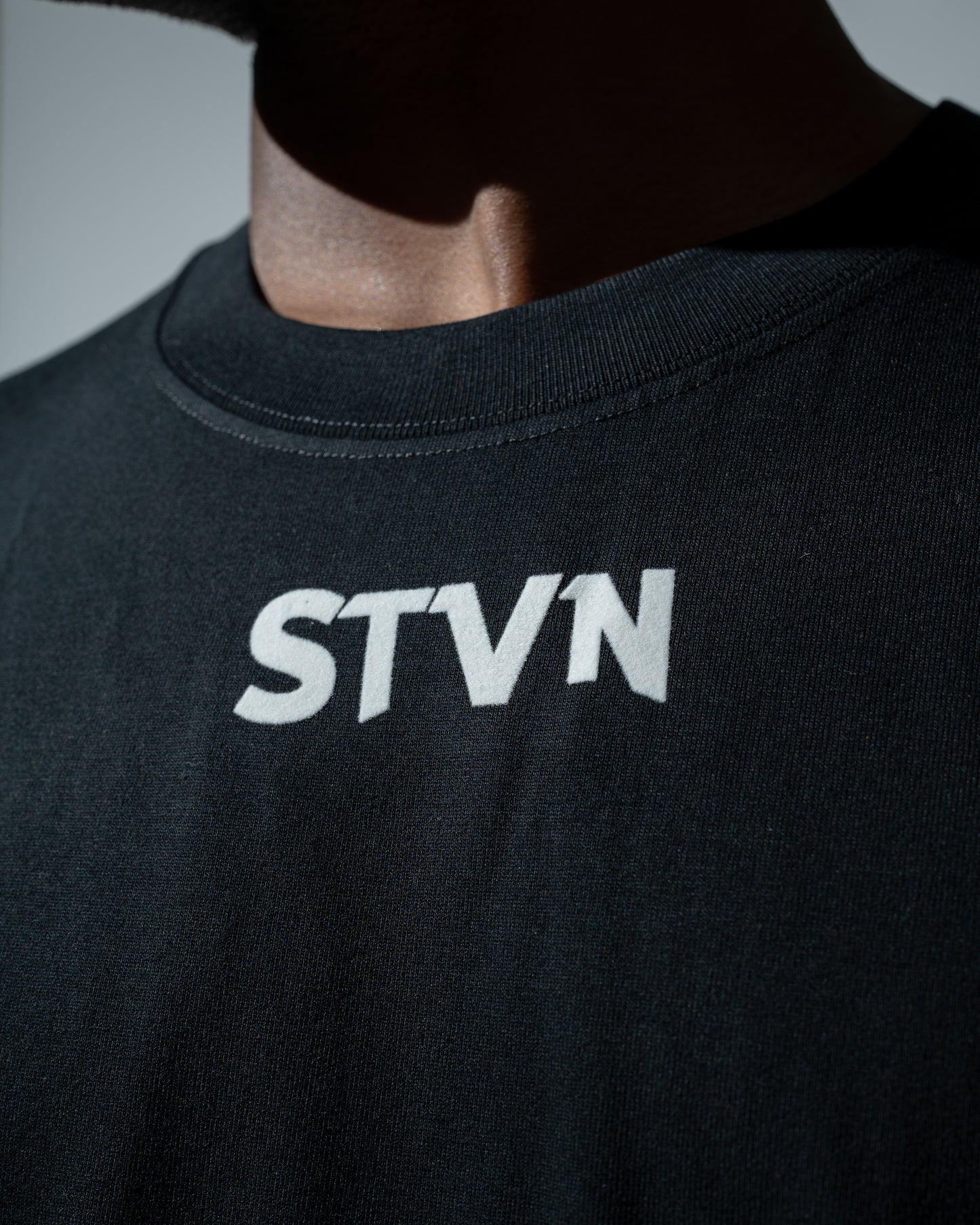BLACK TEE "LOGO"