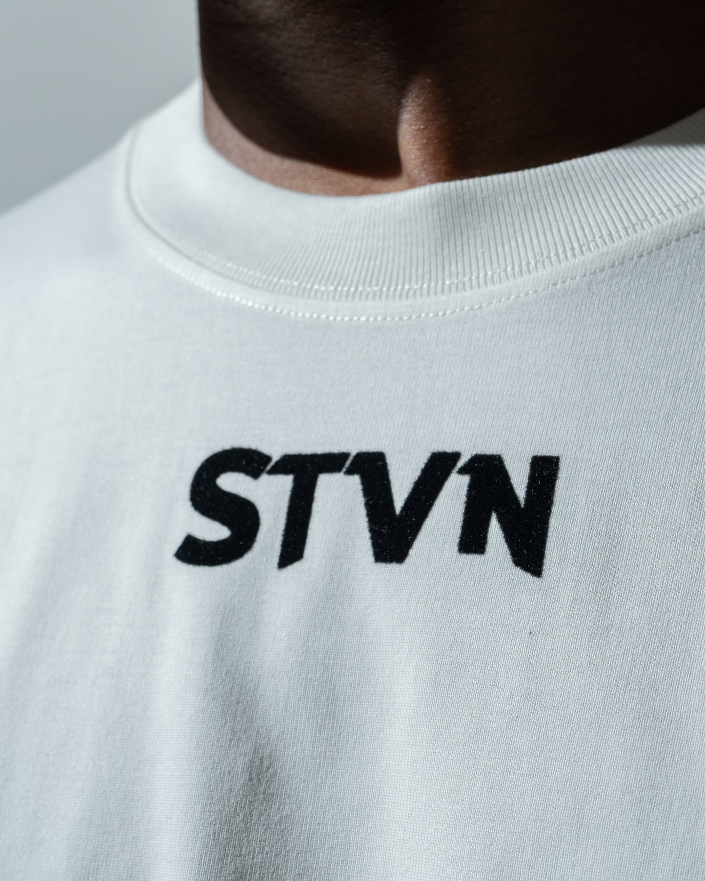 WHITE TEE "LOGO"